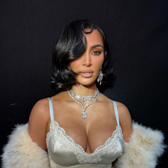 Kim Kardashian usou os brincos de diamante Mike Todd, peças originais que pertenceram a Taylor e foram adquiridas em leilão pela designer