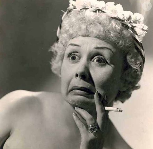 Dercy Gonçalves em foto dos anos 1950: atriz e humorista foi homenageada no carnaval em 1991 aos 83 anos