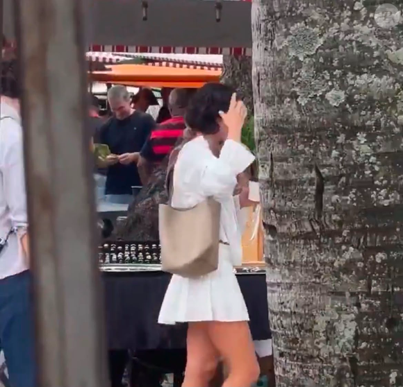 Bruna Marquezine apostou em um conjunto branco da Posse para ir à feira no Rio de Janeiro. O look é composto pela Danielle Blouse e pelo Danielle Skort