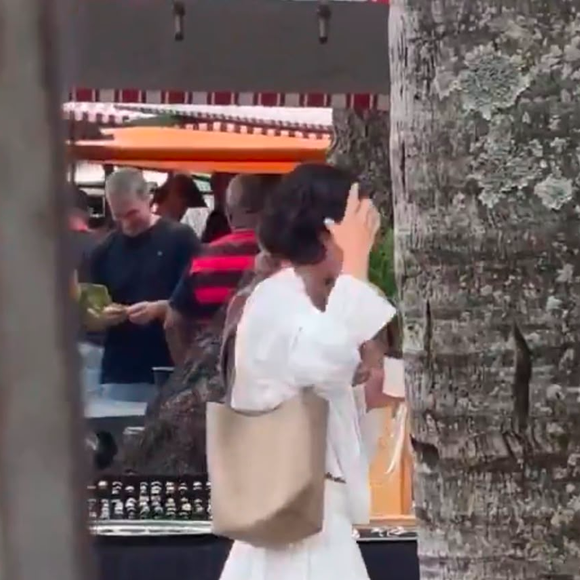 Bruna Marquezine apostou em um conjunto branco da Posse para ir à feira no Rio de Janeiro. O look é composto pela Danielle Blouse e pelo Danielle Skort
