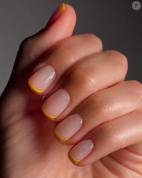 Se já dissemos que a clássica francesinha é essencial para rejuvenescer as mãos, a versão com cor não deixa de ser