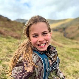 A roupa usada por Charlotte, na foto tirada por Kate Middleton, pode ter um significado pouco conhecido por muitos; uma singela homenagem para sua mãe.