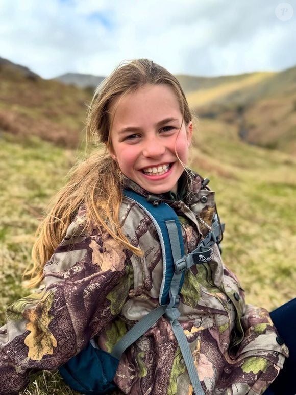 A roupa usada por Charlotte, na foto tirada por Kate Middleton, pode ter um significado pouco conhecido por muitos; uma singela homenagem para sua mãe.