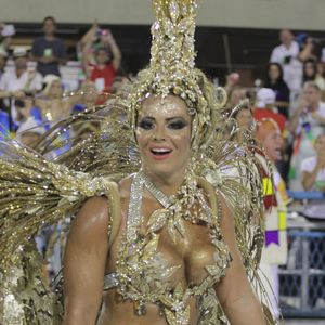 Viviane Araújo não economizou nas pedrarias para representar o Salgueiro no Carnaval de 2012. Sua fantasia foi toda em dourado e tinha diversas representações de folhas