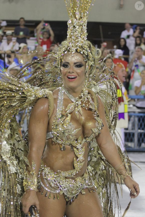 Viviane Araújo não economizou nas pedrarias para representar o Salgueiro no Carnaval de 2012. Sua fantasia foi toda em dourado e tinha diversas representações de folhas