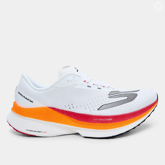 O novo Skechers Aero Razor virou assunto entre mulheres 50+ ao unir conforto, leveza e um visual moderno que combina perfeitamente com legging e looks casuais de inverno. O modelo chega ao Brasil apostando em tecnologia de alta performance sem abrir mão do bem-estar nos pés
