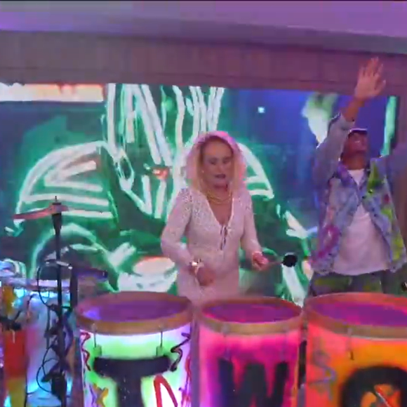 A atração contou ainda com a presença do grupo “Two Beats Live” e seus instrumentos iluminados