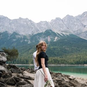 Luísa Sonza foi pedida em casamento por Luís Ribeirinho durante uma viagem à Alemanha; o médico português fez a surpresa às margens do lago Eibsee, na Baviera, em um cenário cercado por montanhas
