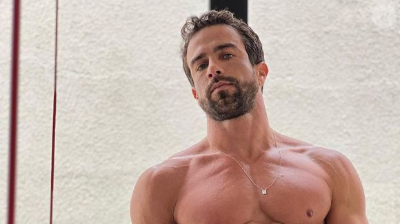 Durante o relato, Erasmo exibiu a Bíblia e reforçou que não tem a intenção de promover nenhuma bandeira religiosa, mas sim compartilhar sua experiência pessoal de fé e transformação.