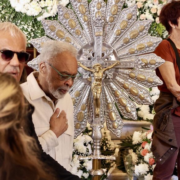 Gilberto Gil se aproximou do caixão para se despedir de Nana Caymmi
