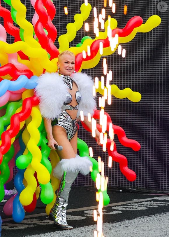 Xuxa conta que utilizou a técnica que retira cabelo de outras partes para ajudar a preencher as áreas que sofrem com a calvície