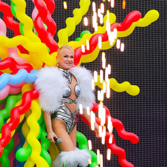 Xuxa conta que utilizou a técnica que retira cabelo de outras partes para ajudar a preencher as áreas que sofrem com a calvície