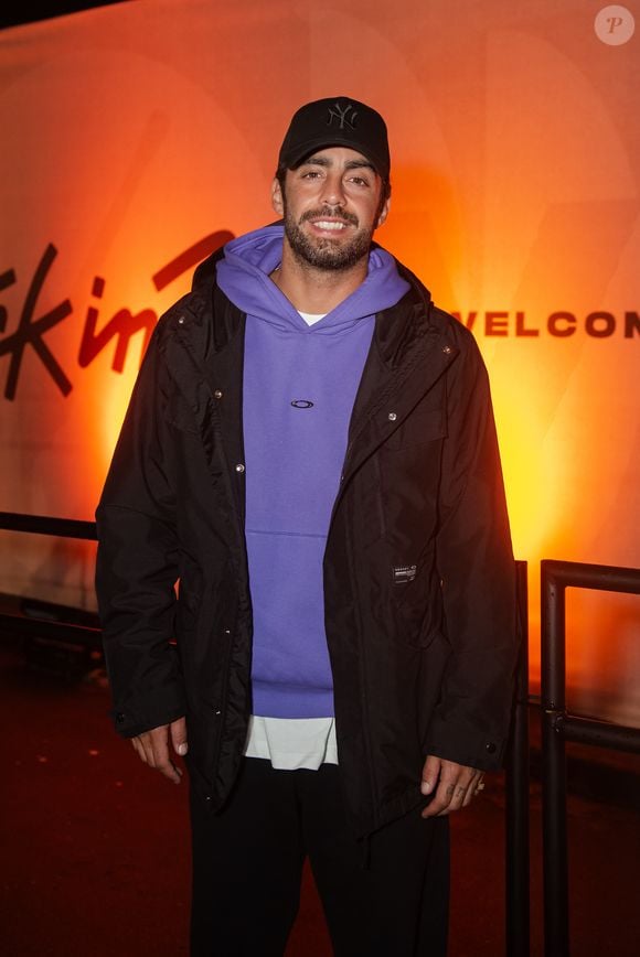 Pedro Scooby apostou na sobreposição de casacos para enfrentar o dia frio e curtir o 4º dia do Rock in Rio