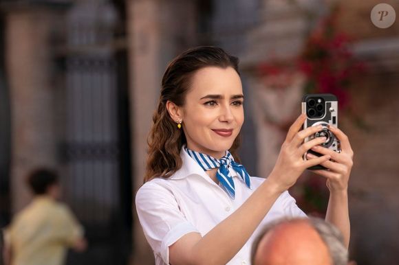 Pele impecável de Lily Collins: responsável é um creme facial francês que custa R$ 249 (30 ml) e já pode ser encontrado no Brasil.