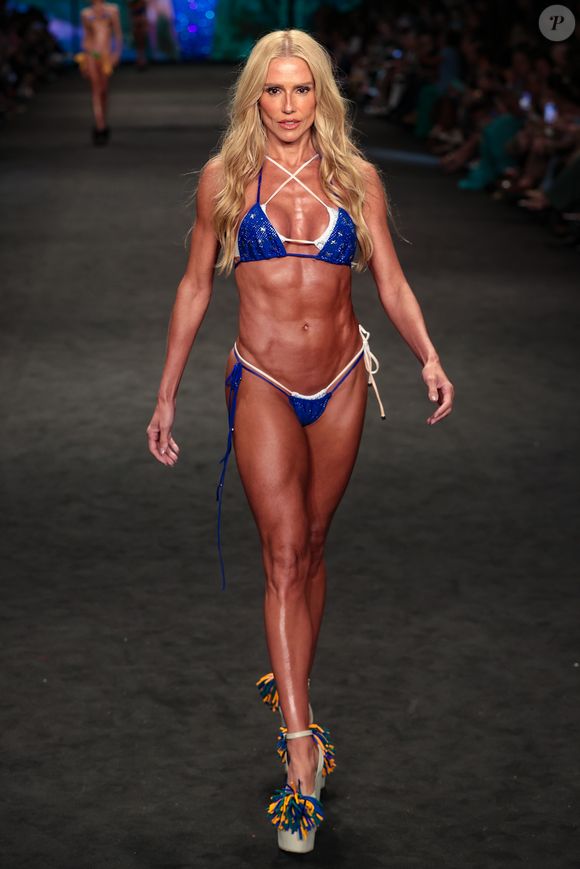 Deborah Secco desfilou de biquíni para uma grife no Rio Fashion Week