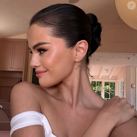 O coque perfeito e super alinhado pode até garantir um visual sofisticado, mas especialistas recomendam moderação. Quando usado de forma muito apertada e frequente, o penteado pode enfraquecer os folículos capilares e aumentar o risco de alopecia por tração, especialmente na região da testa e das têmporas