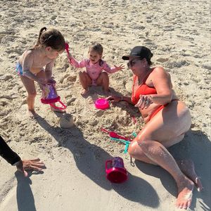 De biquíni laranja, Margareth Serrão mostrou sua silhueta bem mais fina depois de um processo de emagrecimento