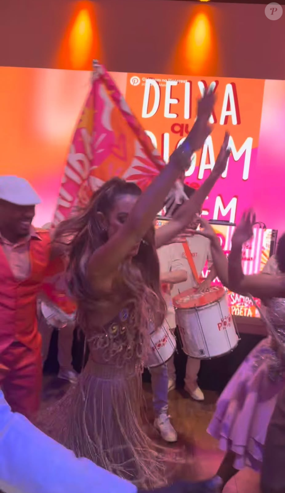 A apresentadora Patrícia Poeta cai no samba durante a comemoração dos 50 anos; festa teve feijoada, amigos e familiares