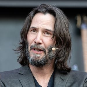 Keanu Reeves, famoso ator de Hollywood, sobre o sucesso: 'Dinheiro não significa nada para mim. Ganhei muito dinheiro, mas quero aproveitar a vida e não me estressar aumentando minha conta bancária'