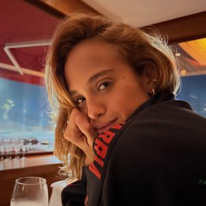 Com mais de 60 mil seguidores no Instagram, Emilie Rey compartilha bastidores de trabalhos, viagens, treinos e momentos da rotina