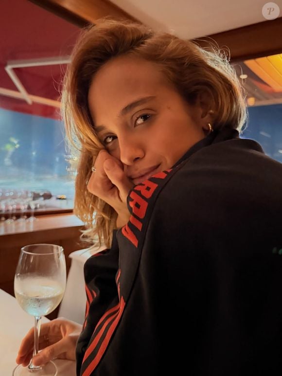 Com mais de 60 mil seguidores no Instagram, Emilie Rey compartilha bastidores de trabalhos, viagens, treinos e momentos da rotina