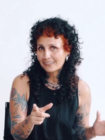 Carla Biriba, hair stylist e cabeleireira, sobre a melhor forma de reduzir os danos ao cabelo: 'A verdadeira beleza de um cabelo saudável nasce do conhecimento e do respeito às necessidades da fibra capilar'