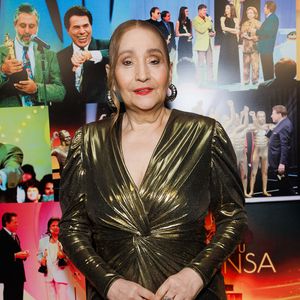 Sonia Abrão prestigiou o Troféu Imprensa 2025 com um vestido longo dourado metálico, de mangas longas e decote em V transpassado. O modelo, que marca a cintura com um discreto drapeado central, trouxe sofisticação sem exageros — combinando com sua trajetória sólida no jornalismo de celebridades