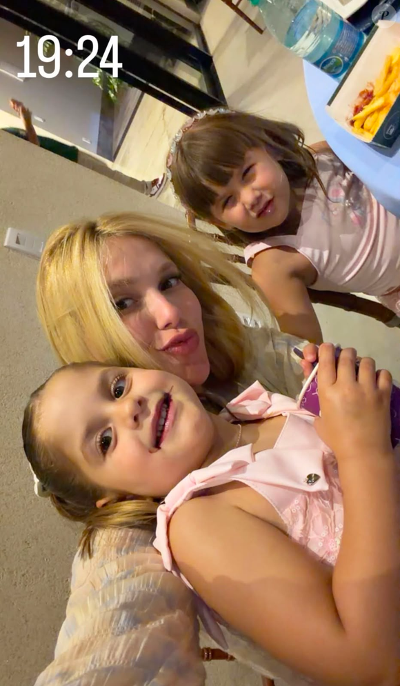 Virgínia Fonseca mostrou que Maria Alice já descobriu um novo passatempo. A influenciadora revelou que a filha aprendeu a jogar videogame com Zé Felipe e se divertiu com a novidade nas redes sociais