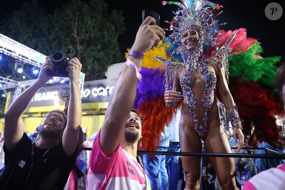 Com fantasia de 25 kg no costeiro e 15 kg no adereço de cabeça, Sabrina Sato roubou a cena na Vila Isabel e protagonizou momento romântico com Nicolas Prattes