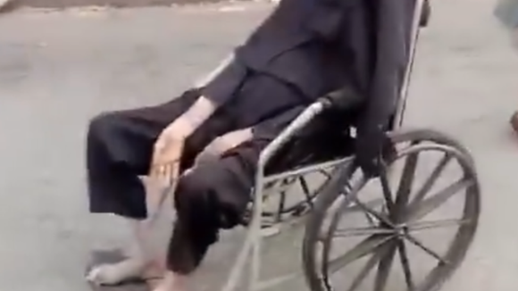 Meu Deus! Homem é flagrado carregando corpo da mãe de 100 anos em decomposição no RJ e cena choca. Vídeo!