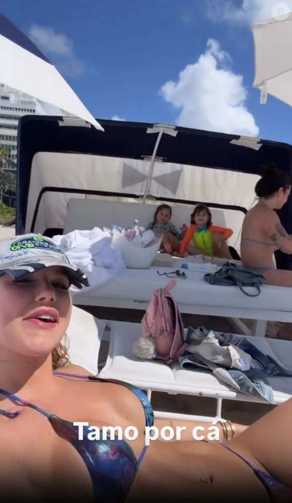 Virgínia mostrou o momento de lazer com as filhas na praia