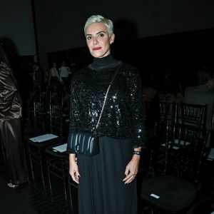 Fabiola Kassin: a produção noturna All Black traz um blusão de paetês pretos com mangas 3/4 sobreposto a uma blusa de gola alta. A composição conta com uma saia longa plissada de caimento fluido e uma bolsa tiracolo preta acolchoada com alça de corrente fina