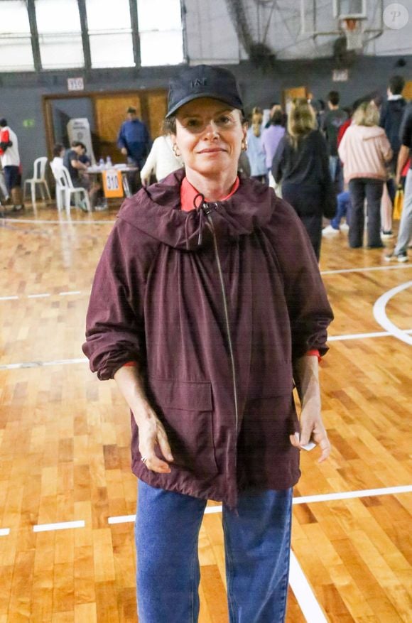 Débora Bloch vota no segundo turno das eleições 2026