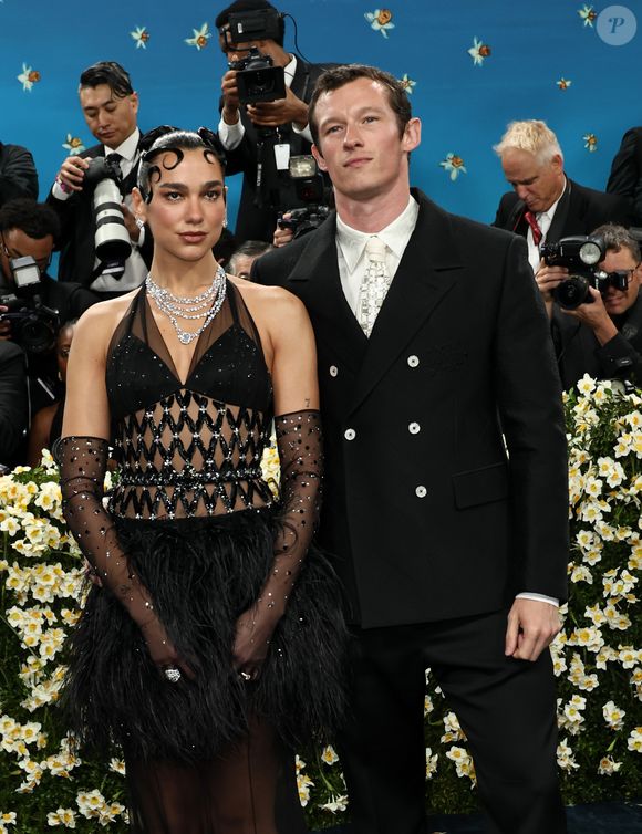 Quem pode, pode! Dua Lipa comparece ao Met Gala 2025 usando Chanel alta-costura, e seu noivo Callum Turner usa custom Louis Vuitton