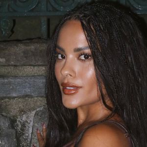 Os tons terrosos aparecem tanto em makes quanto nos looks de Bella Campos