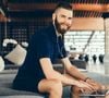 O Japão desafia décadas de normas de etiqueta de dresscode no trabalho com uma decisão histórica: permitir que os homens mostrem as pernas