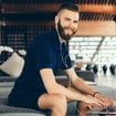 O Japão desafia décadas de normas de etiqueta de dresscode no trabalho com uma decisão histórica: permitir que os homens mostrem as pernas