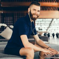 O Japão desafia décadas de normas de etiqueta de dresscode no trabalho com uma decisão histórica: permitir que os homens mostrem as pernas