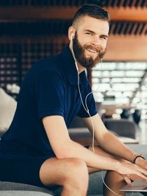 O Japão desafia décadas de normas de etiqueta de dresscode no trabalho com uma decisão histórica: permitir que os homens mostrem as pernas