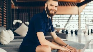 O Japão desafia décadas de normas de etiqueta de dresscode no trabalho com uma decisão histórica: permitir que os homens mostrem as pernas