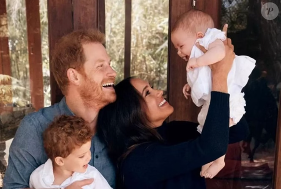 Meghan Markle é esposa do Príncipe Harry, e mãe de Archie (05 anos) e de Lilibet (03 anos).