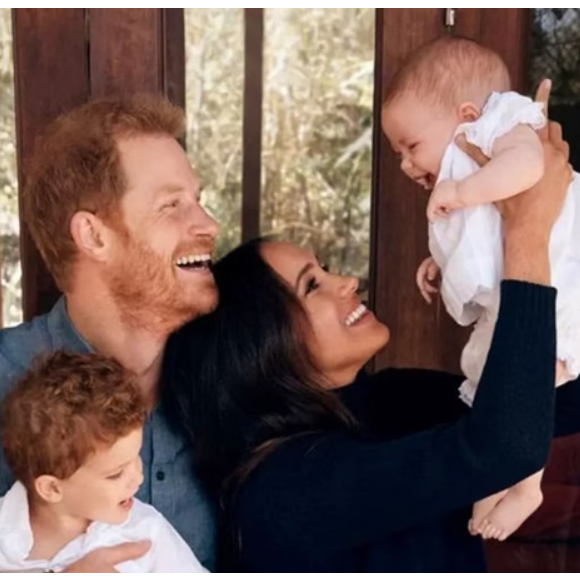 Meghan Markle é esposa do Príncipe Harry, e mãe de Archie (05 anos) e de Lilibet (03 anos).