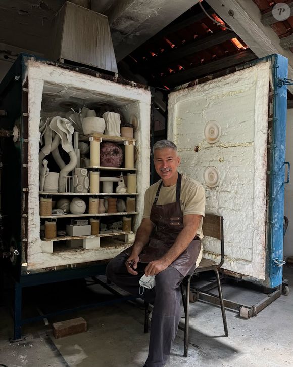 Em Portugal, Leonardo Vieira abriu um ateliê de cerâmica em sua casa e tem se dedicado ao artesanato