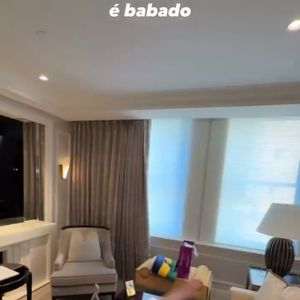 Segundo registros divulgados nas redes sociais, a acomodação conta com duas suítes, sala de estar, sala de jantar, closet e banheiros equipados com banheira