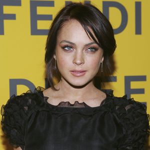 2005: de novo visual, Lindsay Lohan na inauguração de uma loja da Fendi