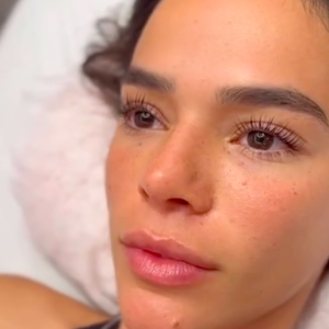 Antes e depois de Bruna Marquezine após a técnica no cílios é impressionante