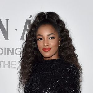 Iza escolheu um vestido Skazi preto com lantejoula e botas overknee no mesmo tom em evento em 2018