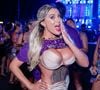 Andressa Urach elegeu um conjunto cintilante, com saia curtinha e um top com decote explosivo