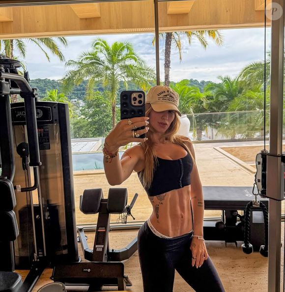 Virginia trocou a prótese de silicone recentemente.