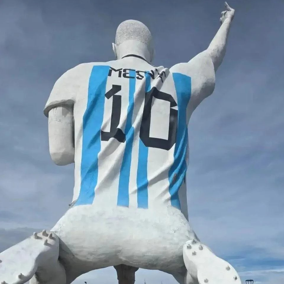 Segundo informações da Reuters e do Arte que Acontece, a cidade argentina de Cutral Co ganhou projeção internacional após inaugurar a maior estátua de Lionel Messi do mundo, com 26 metros de altura, transformando o município de apenas 40 mil habitantes em um novo ponto turístico da Patagônia
